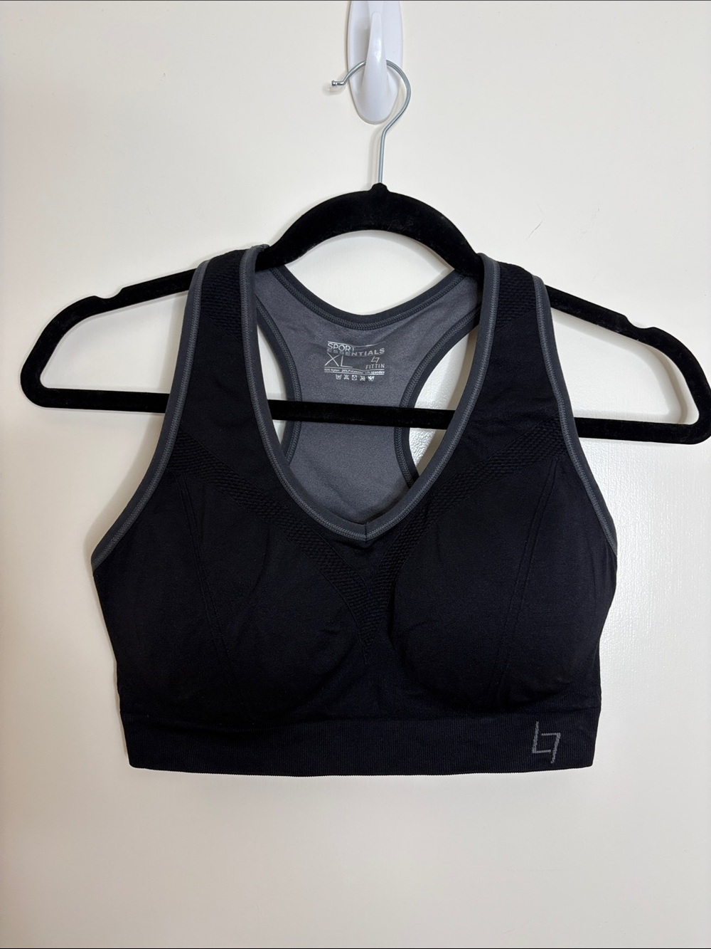 Seamless V‑Neck Black Sports Bra with Gray Trim